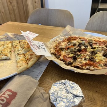 MOD Pizza - Cheesy garlic bread and 11-inch "create your own" pizza (01/08/2022) - Pizza Near Me - Roanoke, Texas
