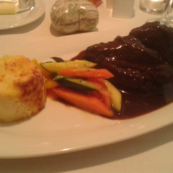 Hotel Hofgut Imsbach - Geschmorte Rinderbäckchen in Rotwein mit Kartoffelgratin & Gemüse für 15,90 € - Hotels Near Me - Tholey, SL Hotel Hofgut Imsbach - Geschmorte Rinderbäckchen in Rotwein mit Kartoffelgratin & Gemüse für 15,90 € - Hotels Near Me - Tholey, SL