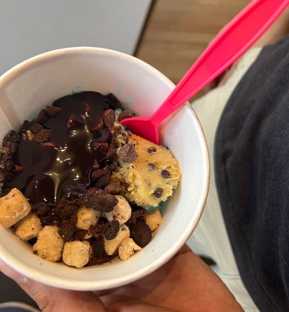 Below Zero Frozen Yogurt Logo