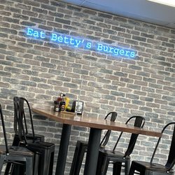 Surfin' Betty's Beach Bar