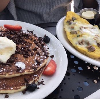 Urth Caffe - Coffee & Tea Near Me - Laguna Beach, California