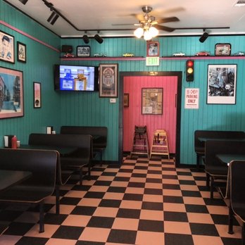 Happy Daze - Dining room. - American Near Me - Nesbit, Mississippi