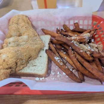 Munchies on 5th Bar & Grille - Catfish and sweet potato fries with powdered sugar and brown sugar - Cocktail Bars Near Me - Birmingham, Alabama