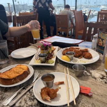 Lighthouse Oyster Bar & Grill - Seafood Near Me - Oceanside, California