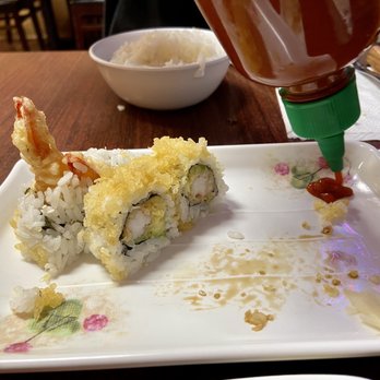 Oishi grill - Shrimp tempura roll. We were hungry. - Japanese Near Me - Los Angeles, California Oishi grill - Shrimp tempura roll. We were hungry. - Japanese Near Me - Los Angeles, California