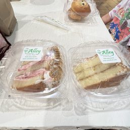 Strawberry and lemon crunch cakes