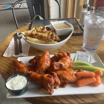 Big Day Brewing - wings and fries! - Breweries Near Me - Gorham, New Hampshire