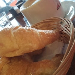 Magma Café Gourmet - Medialunas dulces, con café con leche, obvio...
