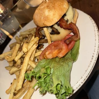 Highlands Ranch Resort - Burger with Gluten free bun - Resorts Near Me - Mill Creek, California