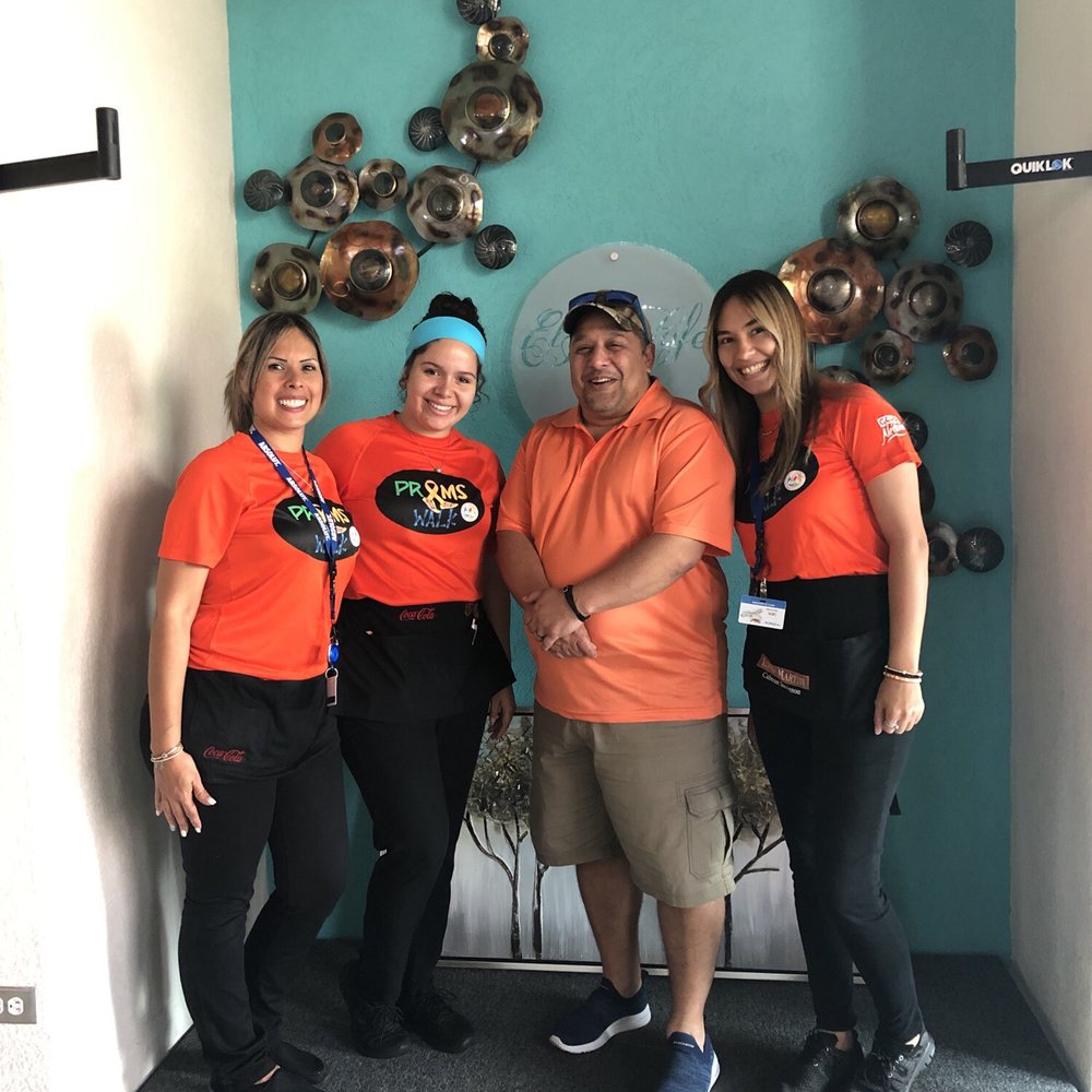 El Buen Cafe - Me and the staff, why? The day we visited the cafe, they're supporting Multiple Sclerosis cause. - Seafood Near Me - Hatillo, Puerto Rico