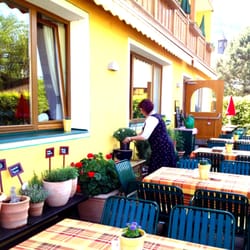 Tiroler Hof - Die Wirtin bei der Kräuterpflege
