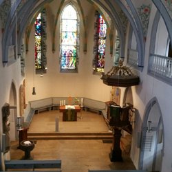 Evangelische Stiftskirche - Kanzel, Wandmalereien und Hauptaltar