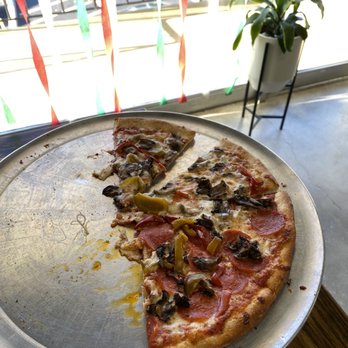 Green Mountain Pizza - Medium pepperoni, Mushroom and green peppers Pizza - Pizza Near Me - Clermont, Florida
