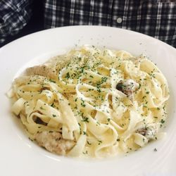 La Villa Family Dining & Pizzeria - Fettuccine Alfredo with chicken.