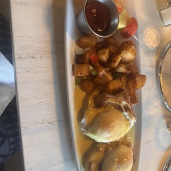 Tre Bicchieri - Benedict - Wine Bars Near Me - Glendale, Arizona