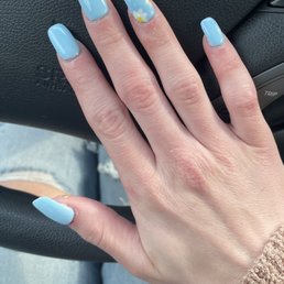 the yellow design on my nail already smudged because the nail tech didn't check to see if it was dry before rubbing lotion on my hands