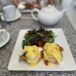 Lilac Pâtisserie - Egg Benedict (salmon)