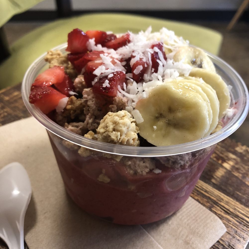 jüs - strawberry bowl: strawberry, banana, açaí, organic apple juice, granola, honey, coconut flakes - Juice Bars & Smoothies Near Me - Reno, Nevada