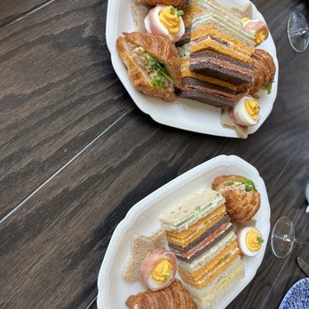 FAIRVIEW BAR AND RESTAURANT - Sandwiches - Modern European Near Me - Lake Louise, Alberta FAIRVIEW BAR AND RESTAURANT - Sandwiches - Modern European Near Me - Lake Louise, Alberta