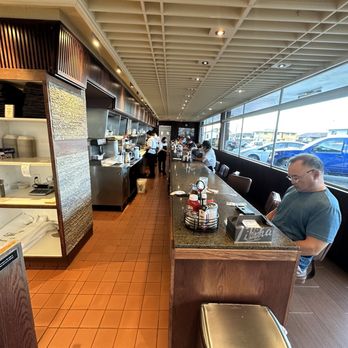 Liliha Bakery - Always good coming early. Lots of seats open - Bakeries Near Me - Honolulu, Hawaii