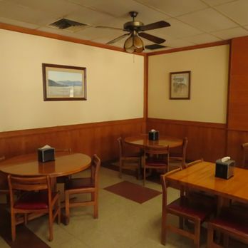 Beef and Bun Barbecue - a dining room with tables and chairs - Barbeque Near Me - Houston, Texas Beef and Bun Barbecue - a dining room with tables and chairs - Barbeque Near Me - Houston, Texas