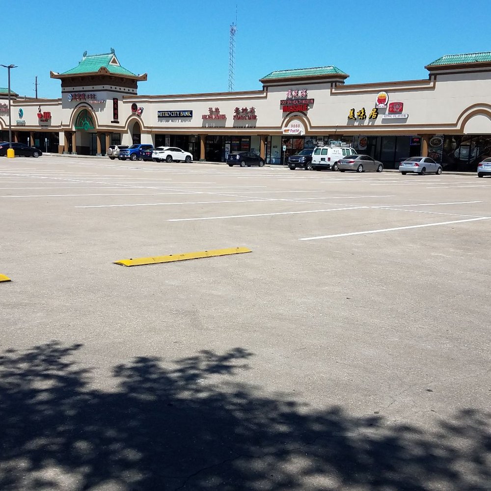 Chinatown - During CoVid19 restaurant lockdown in April, this parking lot remain empty. I felt like pull out my lounge chair and enjoy my tan. - Landmarks & Historical Buildings Near Me - Houston, Texas