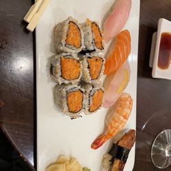 Momoya - Sushi lunch set with a piece of lean tuna nigiri already eaten