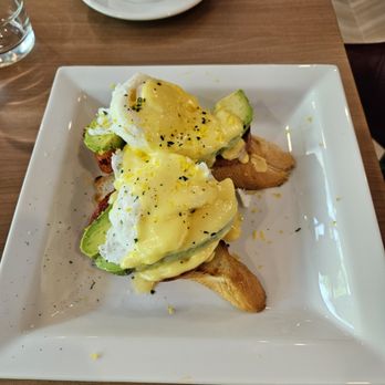 The Summit Kitchen - Avocado eggs Benedict with citrus hollandaise. Absolutely delicious - New American Near Me - North Conway, New Hampshire The Summit Kitchen - Avocado eggs Benedict with citrus hollandaise. Absolutely delicious - New American Near Me - North Conway, New Hampshire