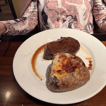 LongHorn Steakhouse - Flo's Filet - Steakhouses Near Me - Fairview Heights, Illinois