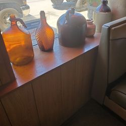 The Brown Jug Tavern - Window decor - brown jugs