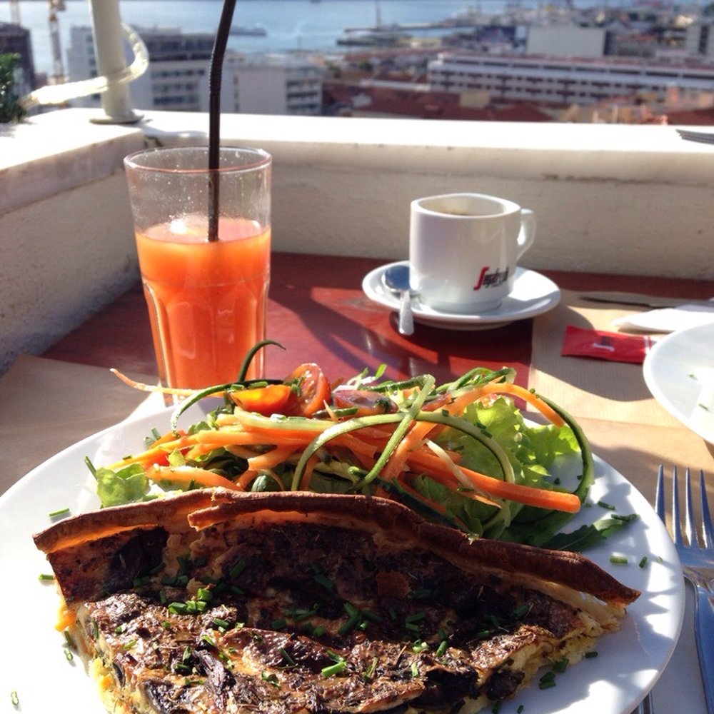 Vegetable quiche and papaya juice with a view