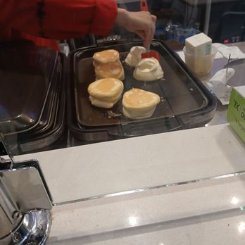 Hanabusa Cafe - Cooking the pancakes - Pancakes Near Me - Chicago, Illinois