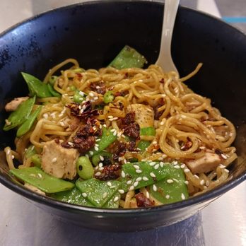 honeygrow - Garlic butter stir fry with chicken, snow peas, sesame seeds & chili crisps. - Salad Near Me - Baltimore, Maryland