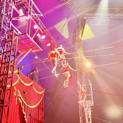 Circus Vargas - Amazing acrobats!