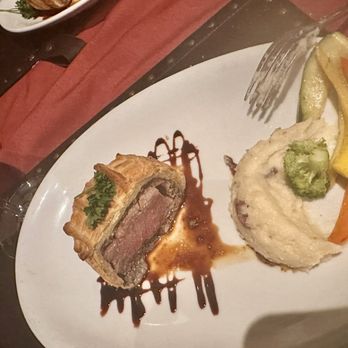 Red Flame Steak & Grill - Beef Wellington, mixed veggies & mashed potatoes - Steakhouses Near Me - Magnolia, Texas