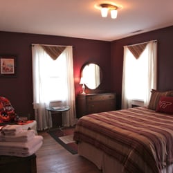 VT Inn - Maroon Effect Room