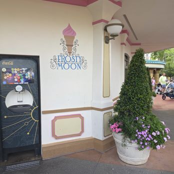 Frosty Moon - Frosty Moon - Ice Cream & Frozen Yogurt Near Me - Orlando, Florida