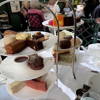 THE CHESTERFIELD MAYFAIR - Vegan and vegetarian tea trays - Hotels Near Me - London, XGL THE CHESTERFIELD MAYFAIR - Vegan and vegetarian tea trays - Hotels Near Me - London, XGL