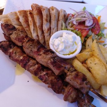 Egeo - Brochetas de cerdo ibérico con salsa tzatziki, pan de pita, ensalada y patatas fritas. - Greek Near Me - Madrid, M