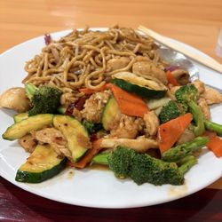 Green Jade Restaurant - Chicken with fresh vegetables and a side of their yummy chow mein.