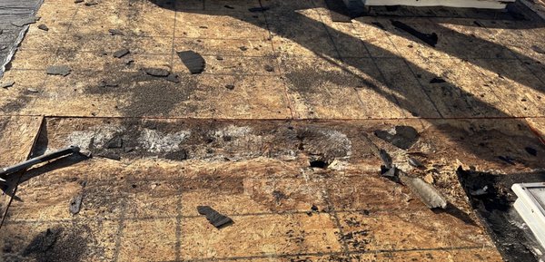 MC Elite Roofing Logo