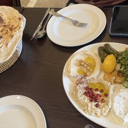 Masgouf - Mezze and freshly baked bread