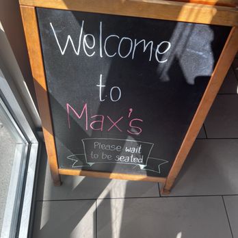 Max's Restaurant - Milpitas - Entrance/foyer - Filipino Near Me - Milpitas, California