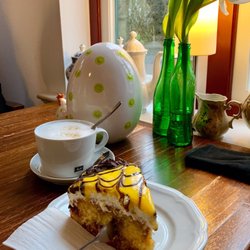 Schweizer Haus Galerie-Café - Eierlikörtorte & Milchkaffee (mit Osterdeko)