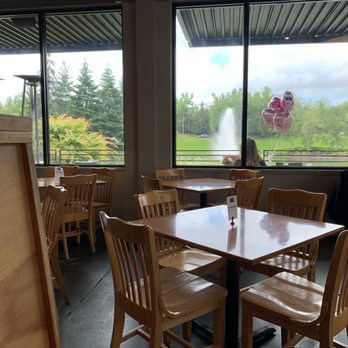 Cafe Murrayhill - Dining area overlooking pond - Breakfast & Brunch Near Me - Beaverton, Oregon