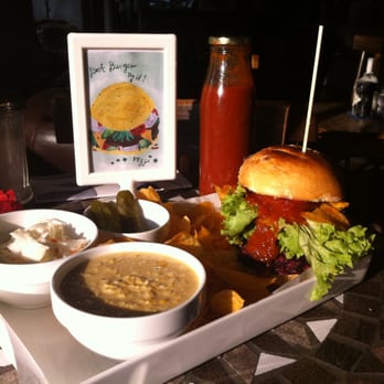 An Einem Sonntag Im August - veggi-beeroot burger mit selbstgemachten Challa Buns, New York Sweetcorn Soup and homemade BBQ Sauce..lecker und sättigend war er. - Bars Near Me - Berlin, BE
