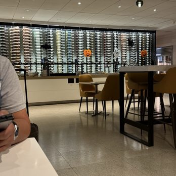 Star Alliance Lounge - Airport Lounges Near Me - Los Angeles, California