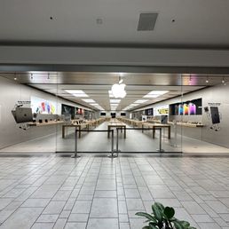 Exterior outside entrance of Apple Cielo Vista Mall - Front of the store - El Paso, Texas Exterior outside entrance of Apple Cielo Vista Mall - Front of the store - El Paso, Texas