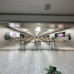 Apple Cielo Vista Mall - Front of the store