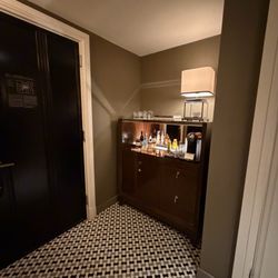 The Carlyle, A Rosewood Hotel - Mini bar in room